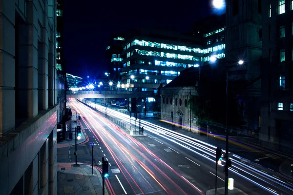 Carros luzes na rua de Londres à noite Imagens Royalty-Free