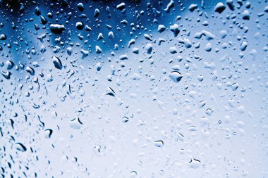 Yağmur damlaları mavi cam