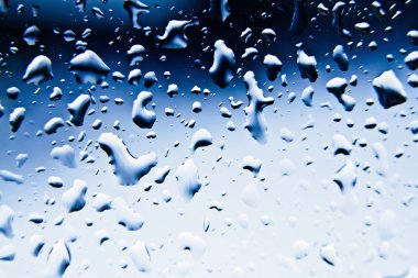 Yağmur damlaları mavi cam