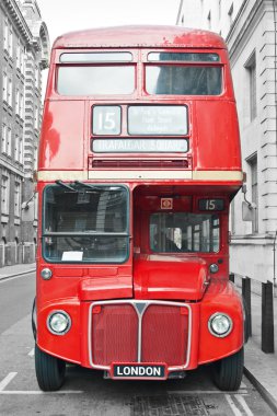 Londra caddede kırmızı otobüs