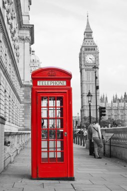 kırmızı telefon kulübesi ve big ben Londra