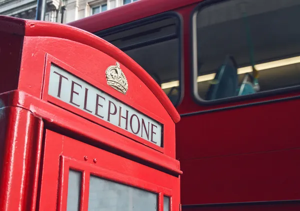 Röd telefonkiosk i London — Stockfoto