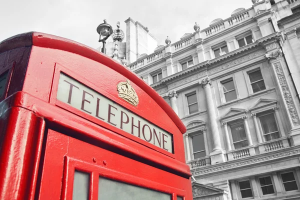 Червона телефонна будка в Лондоні. — стокове фото