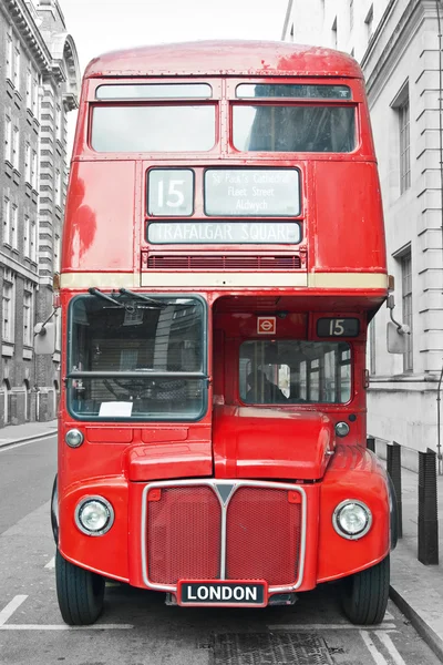 Red bus in London street — Stock Photo, Image