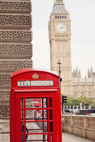 Червоний телефонний автомат і Біг-Бен в Лондоні — стокове фото