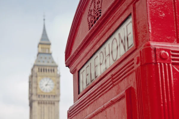Piros telefonfülke és a big ben Londonban — Stock Fotó