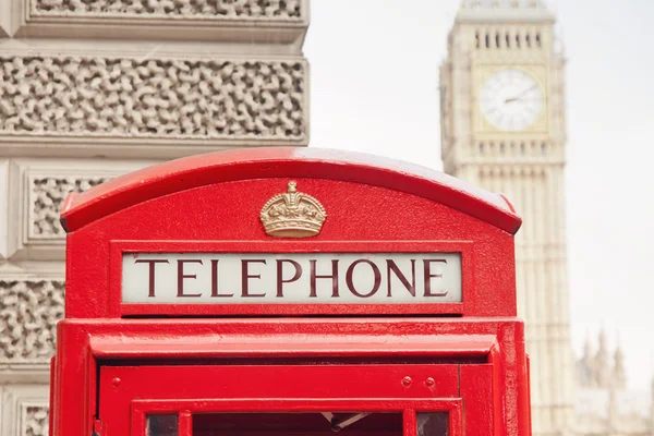 Cabina telefónica roja y Big Ben en Londres — Foto de Stock