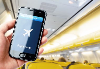 el smartphone uçak içinde tutarak