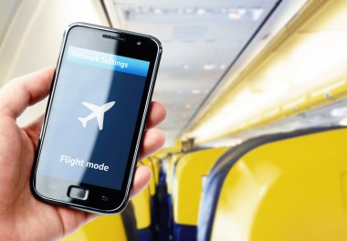 el smartphone uçak içinde tutarak