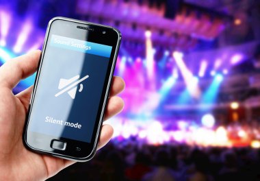 konser sırasında sessiz ses ile akıllı telefon tutarak el