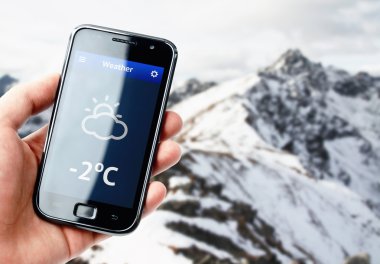 el smartphone hava ile dağlarda tutarak