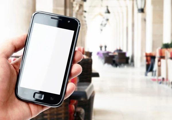 Smartphone in der Hand im Stadtcafé — Stockfoto