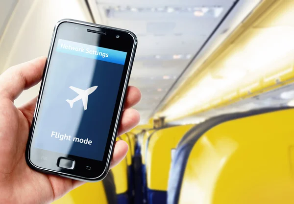 el smartphone uçak içinde tutarak