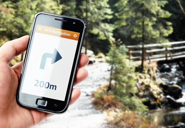 Ruka držící smartphone s gps navigací — Stock fotografie