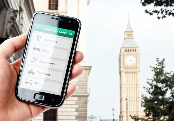 Hand som håller smartphone med stadsguide i london — Stockfoto