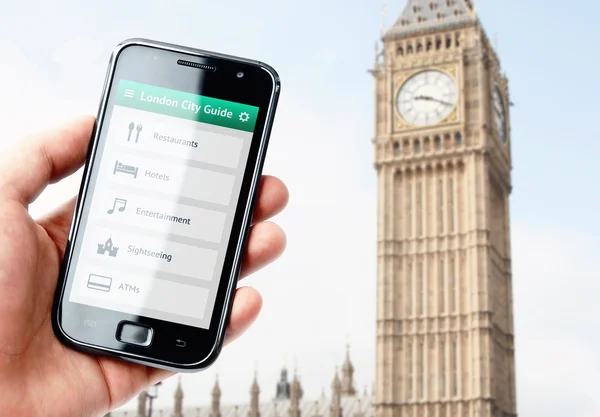 Hand som håller smartphone med stadsguide i london — Stockfoto