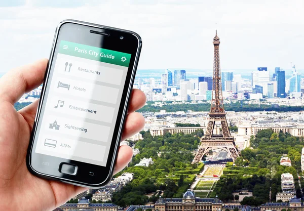 Χέρι που κρατά το smartphone με οδηγό πόλης στο Παρίσι — Φωτογραφία Αρχείου