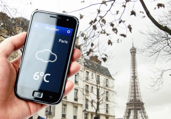 Χέρι που κρατά το smartphone με καιρό στο Παρίσι — Φωτογραφία Αρχείου