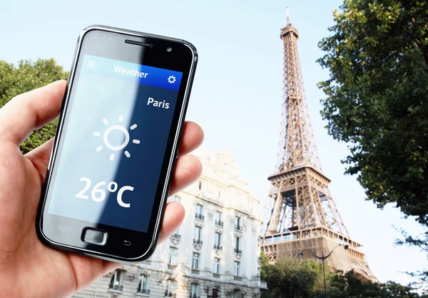 Smartphone portatile con meteo a Parigi — Foto Stock
