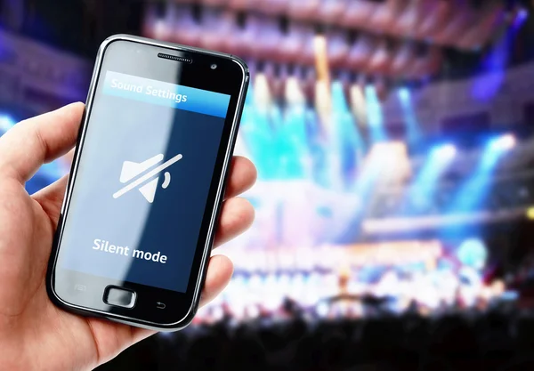 Konser sırasında sessiz ses ile akıllı telefon tutarak el — Stok fotoğraf