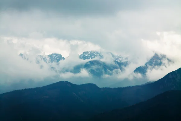 구름과 산 ladscape — 스톡 사진