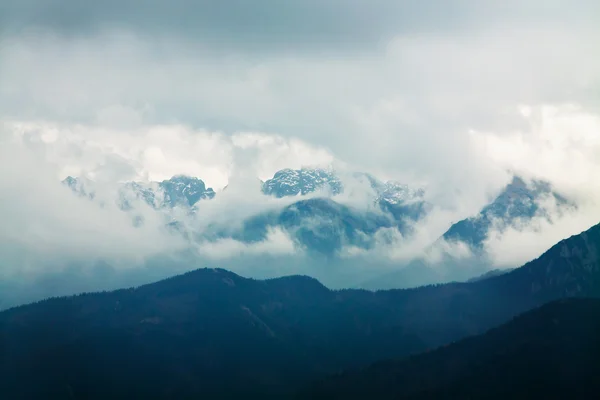 雲と山生み出しています — ストック写真