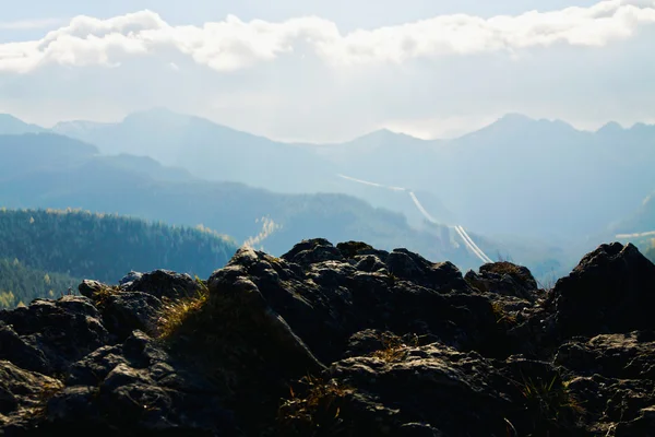 Berg landskap med stenar — Stockfoto