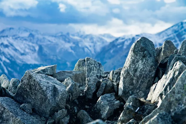 Berg snöiga vinterlandskap — Stockfoto