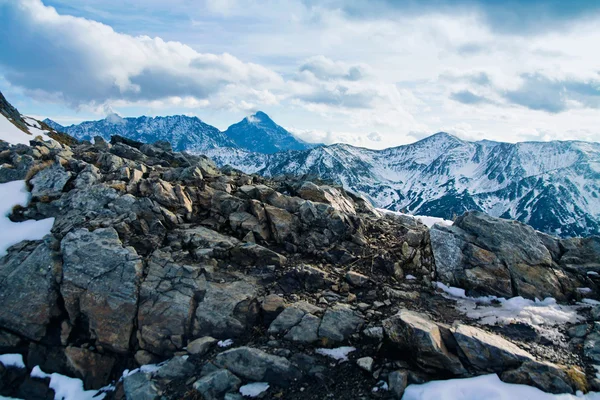 Montagna inverno paesaggio innevato — Foto Stock