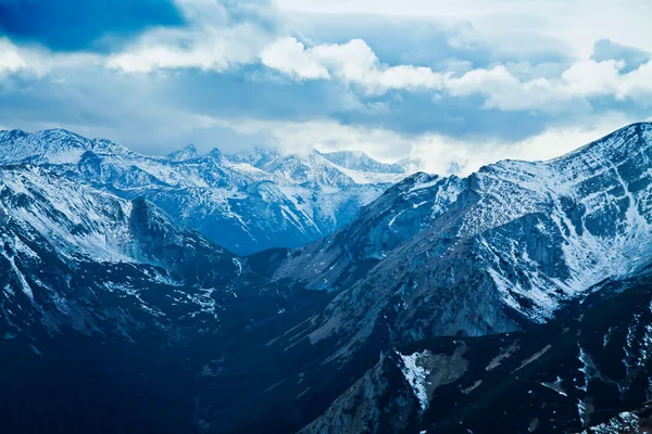 山の雪に覆われた冬の風景 — ストック写真