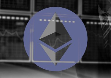 Ethereum madeni parası, borsası ve banka binası olan bir işadamı.