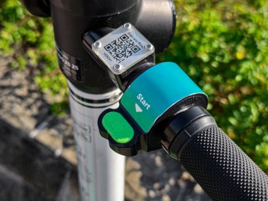 Çevre dostu kiralık elektrikli scooter aracı yolda duruyor.