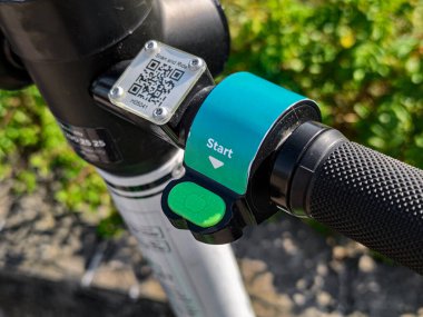 Çevre dostu kiralık elektrikli scooter aracı yolda duruyor.