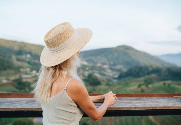 Retrato Uma Jovem Mulher Chapéu Palha Mirante Mon Jam Tailândia — Fotografia de Stock