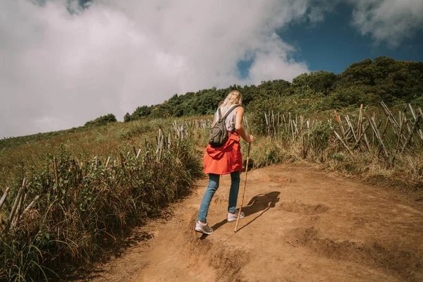 Femme Voyageur Marchant Par Sentier Dans Forêt Jungle Thaïlande — Photo