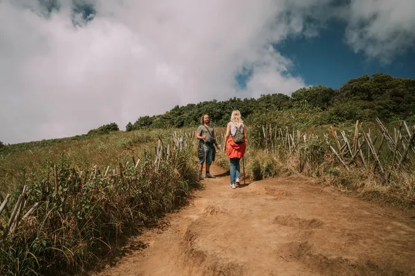 Voyageurs Couple Marchant Dans Forêt Jungle Thaïlande — Photo