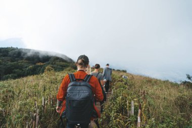 Tayland 'da orman ormanlarında yürüyen bir grup gezgin.