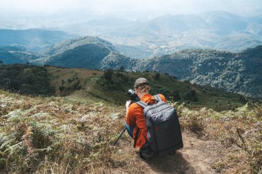 Tayland 'daki Doi Inthanon parkında yüksek bir bakış açısıyla zaman aşımı yapan bir adam.