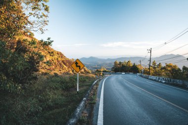 Tayland 'ın kuzeyindeki yolun manzarası
