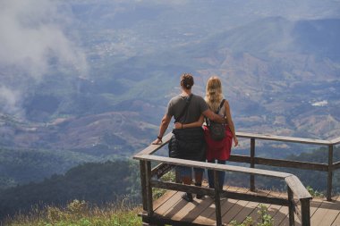 Birkaç gezgin Doi Inthanon parkında yüksek bir bakış açısına sahip.