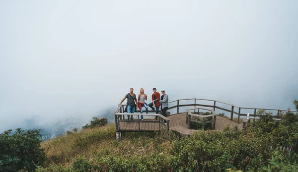 Grupa Osób Podróżujących Stoi Wysoki Punkt Widzenia Doi Inthanon Park — Zdjęcie stockowe
