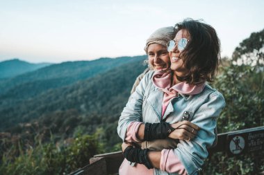 Bakış açısıyla sarılan iki mutlu kadın