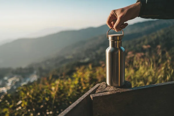 Homme Debout Point Vue Tenant Une Bouteille Thermos Dans Main — Photo