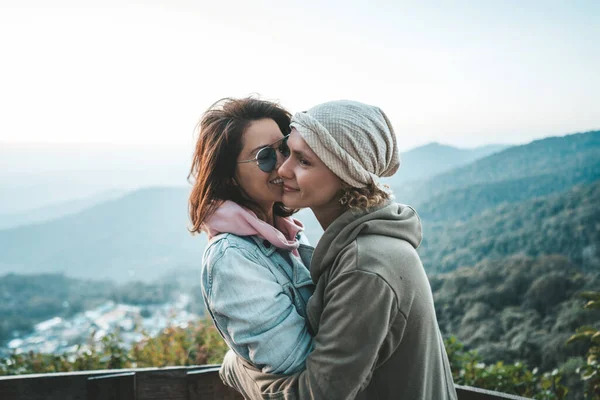 Due Donne Felici Che Abbracciano Punto Vista — Foto Stock