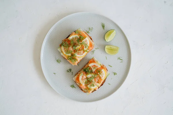 Tostadas Salmón Plato Sobre Fondo Blanco Vista Superior — Foto de Stock