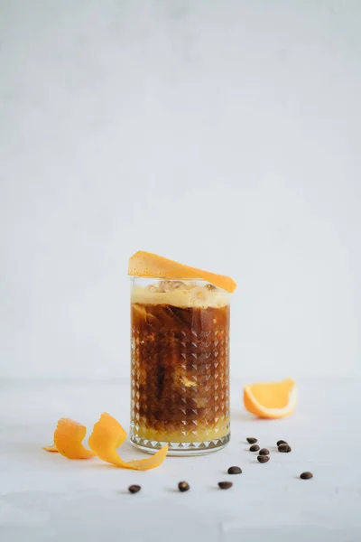 Brudna Pomarańczowa Kawa Mrożona Białym Tle Martwa Natura Widok Boczny — Zdjęcie stockowe