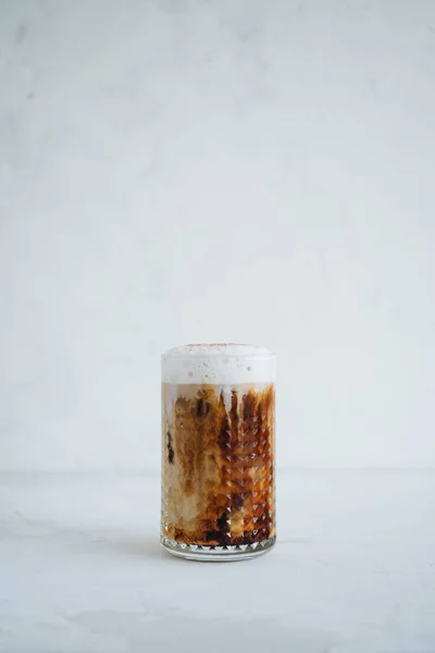 Ένα Ποτήρι Καπουτσίνο Καφέ Λευκό Φόντο Πλευρική Άποψη — Φωτογραφία Αρχείου