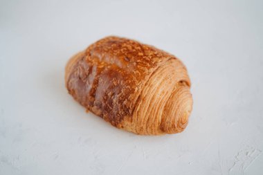 Beyaz arka planda çikolatalı kruvasan. Fransız pastası.