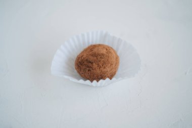 Beyaz arka planda çikolatalı trüf şeker