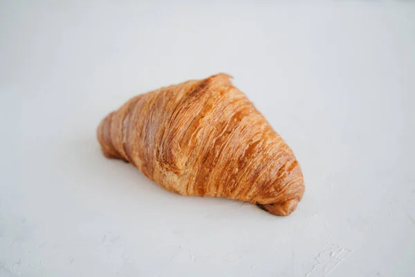 Obyčejný Croissant Bílém Pozadí Francouzské Pečivo — Stock fotografie